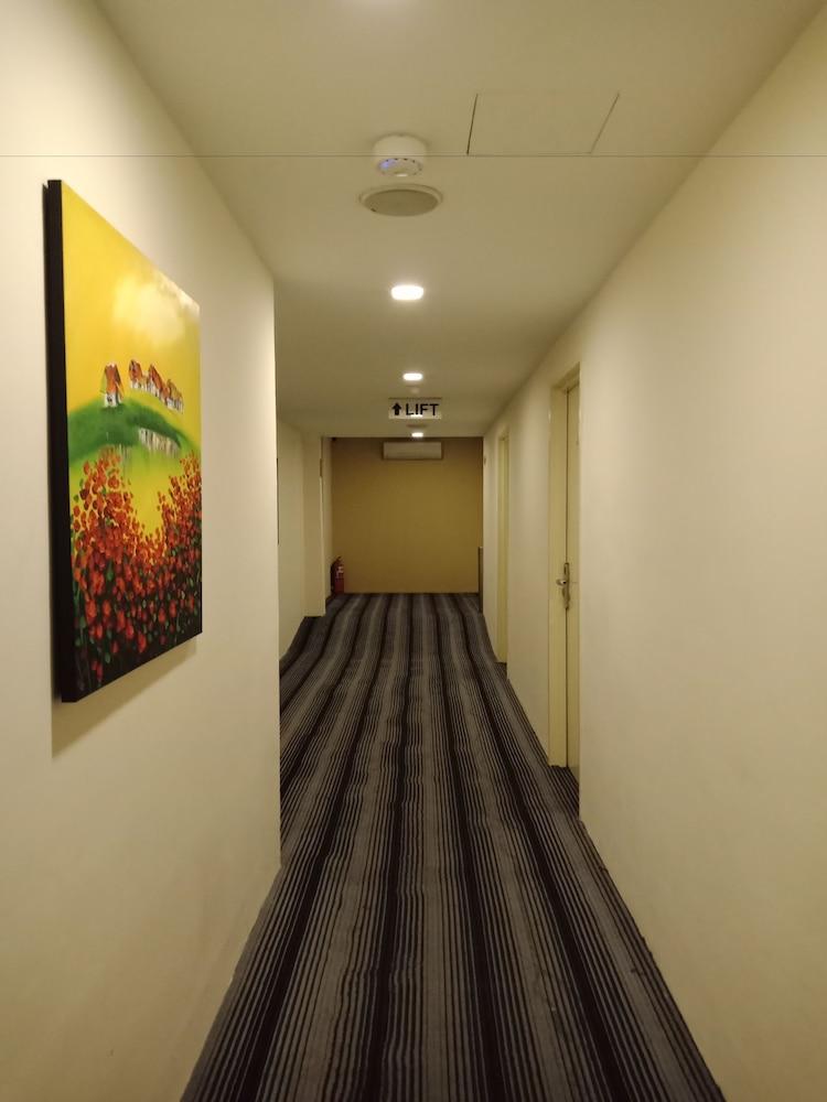 Hotel Zamburger Taman Segar - Previously Home Inn Taman Segar Куала Лумпур Екстериор снимка