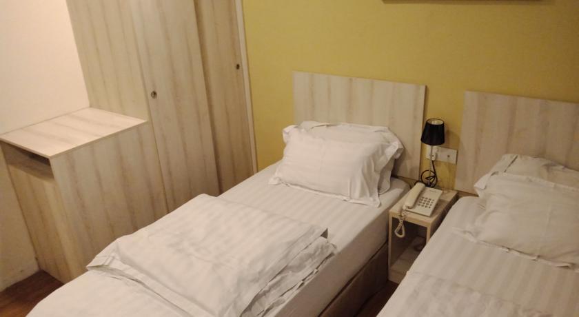 Hotel Zamburger Taman Segar - Previously Home Inn Taman Segar Куала Лумпур Екстериор снимка